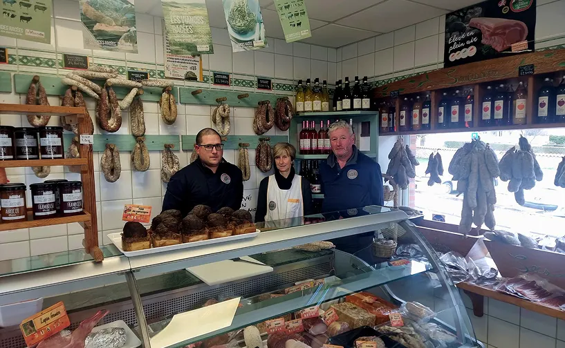 Photo de l'équipe dans la boucherie charcuterie
