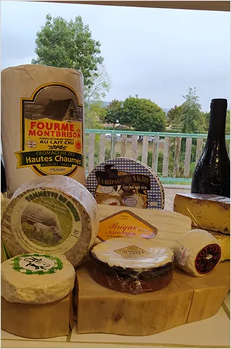 Fromages et vins sur un étalage